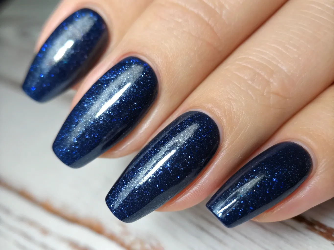 Mørkeblå gel polish med shimmer effekt
