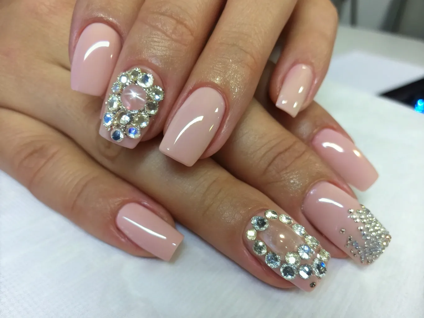 Neglelak med rhinestone accenter