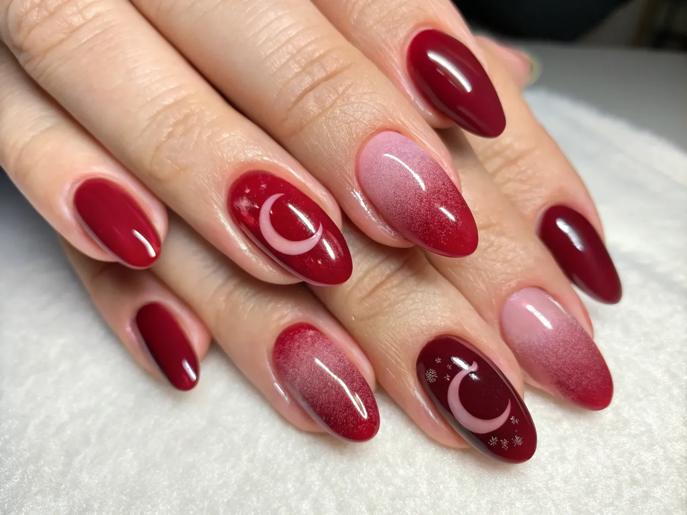 Lunula halvmåne manicure i røde toner